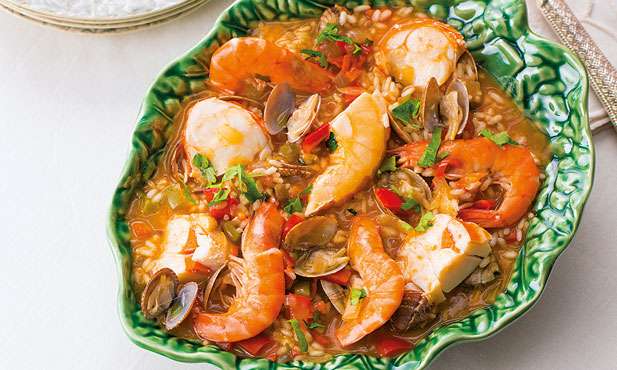Arroz de marisco, prato rico com arroz, diversos mariscos, camarão e lagosta em caldo aromático