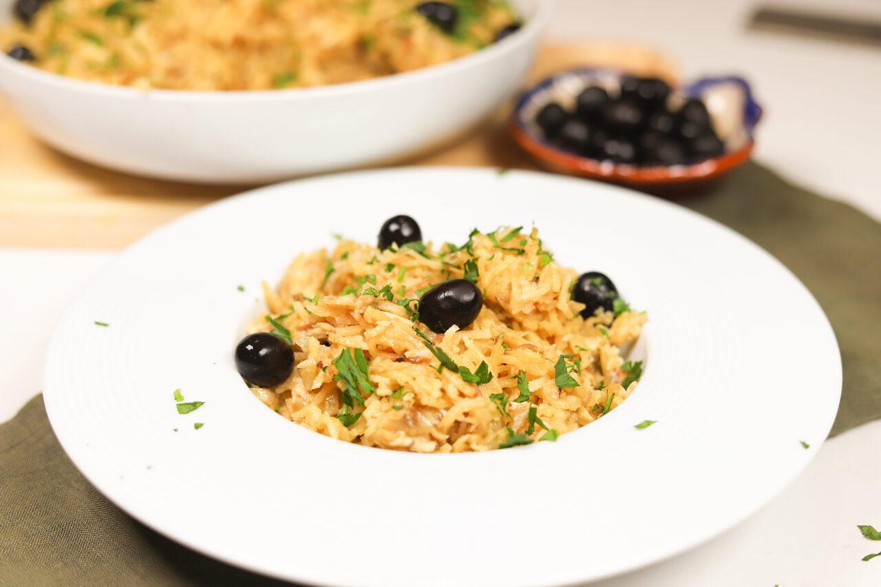 Bacalhau à Brás, prato com bacalhau desfiado, batata palha, ovos e azeitonas