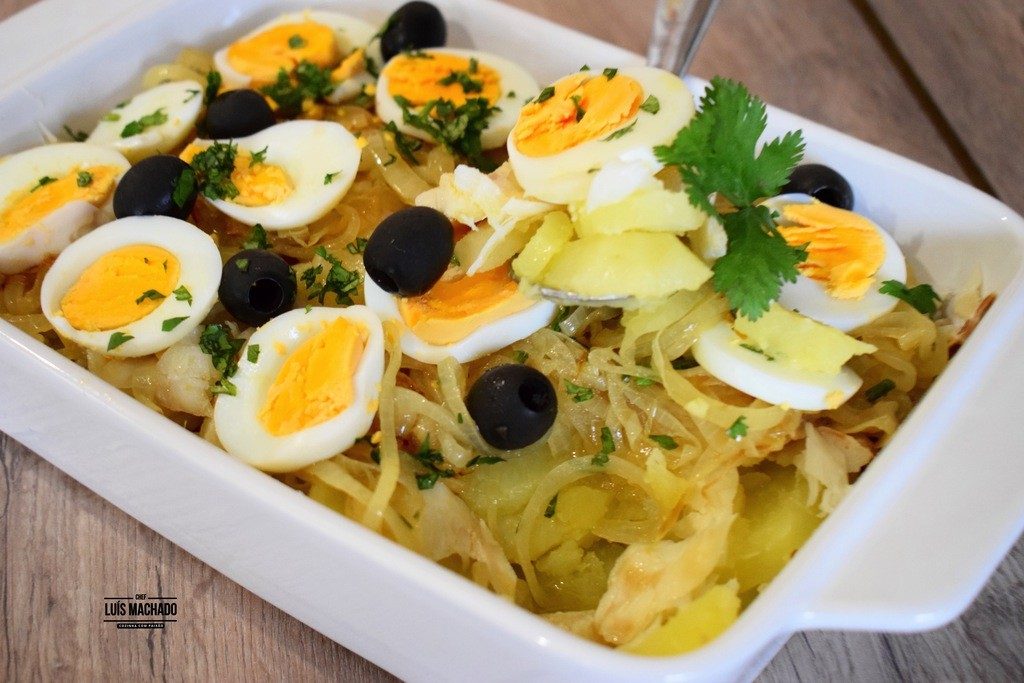 Bacalhau à Gomes de Sá, prato tradicional português com bacalhau, batatas e cebola