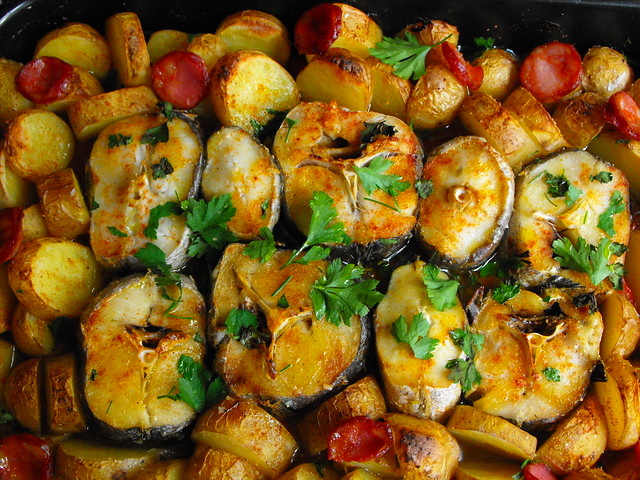 Pescada cozida com batatas e legumes, prato simples e saboroso da culinária portuguesa
