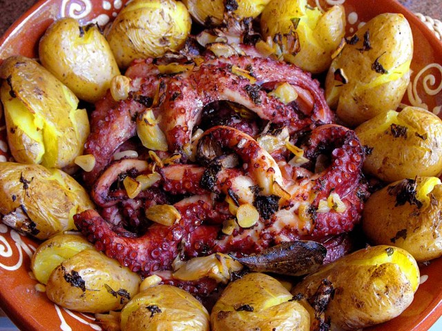 Polvo à lagareiro, polvo cozido com batatas assadas e muito azeite, prato típico português